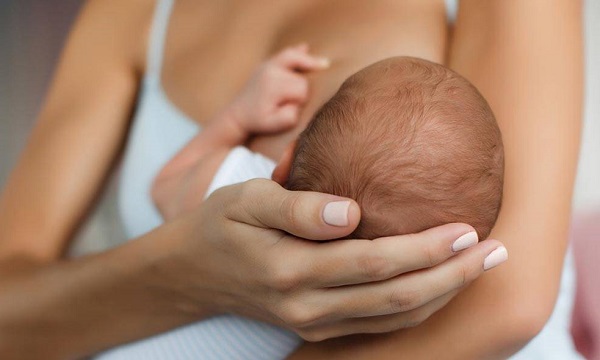 تغذیه با شیر مادر از دلایل سنگینی سینه